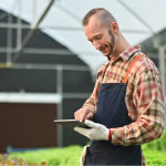 Técnicos agrícolas y cooperativas gestionando información de explotaciones agrícolas mediante herramientas digitales.