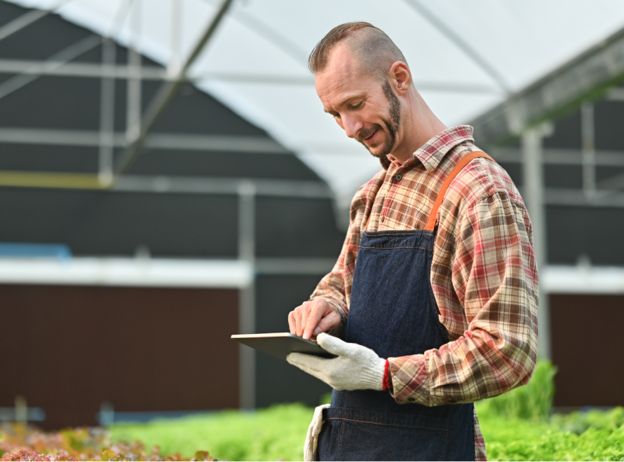 Técnicos agrícolas y cooperativas gestionando información de explotaciones agrícolas mediante herramientas digitales.